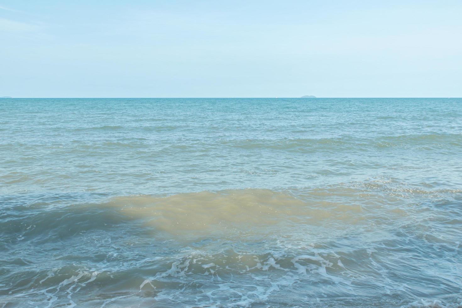 pattaya strand, thailand verwelkomt toeristen. foto