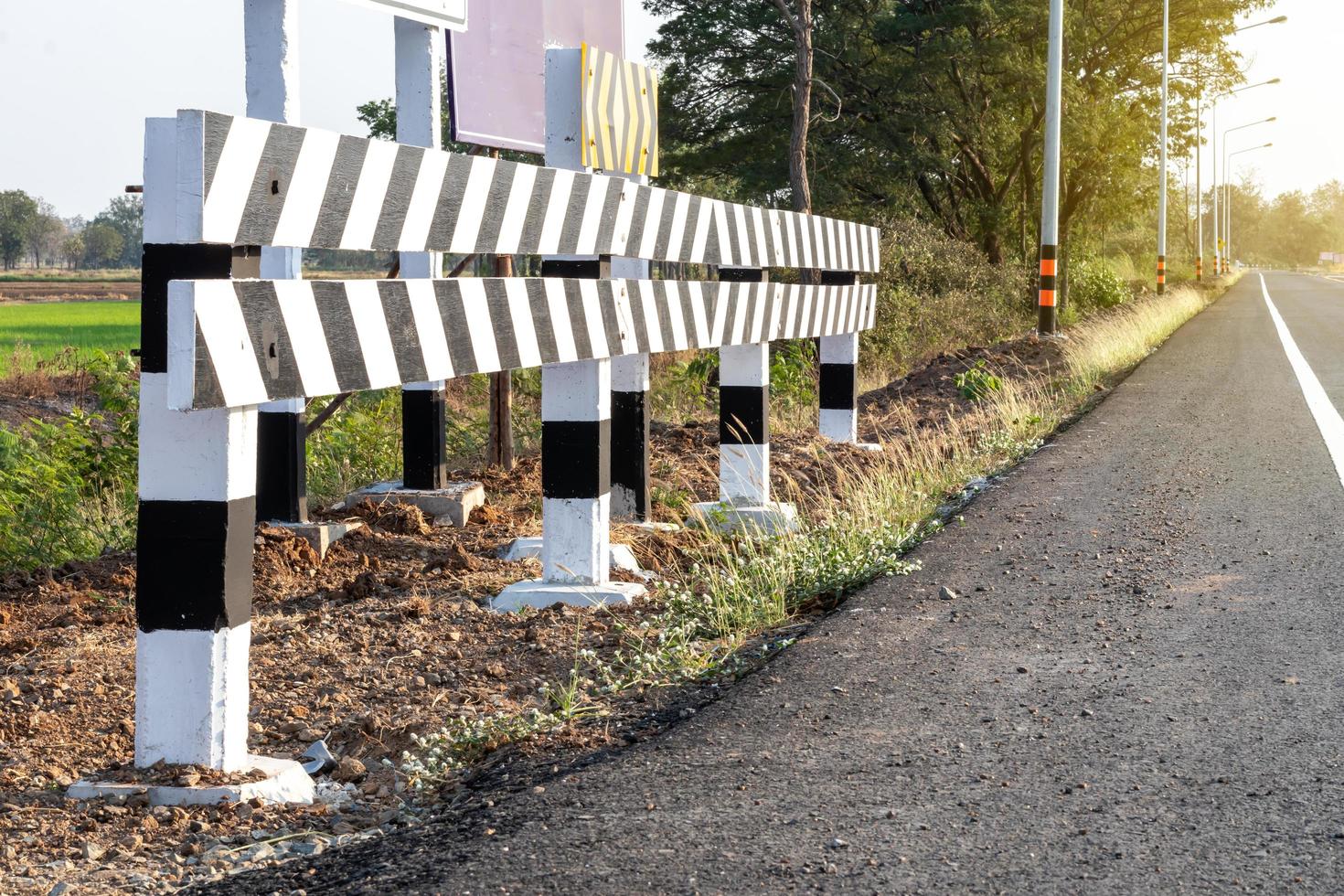 zwart-wit hek naast de landelijke weg. foto