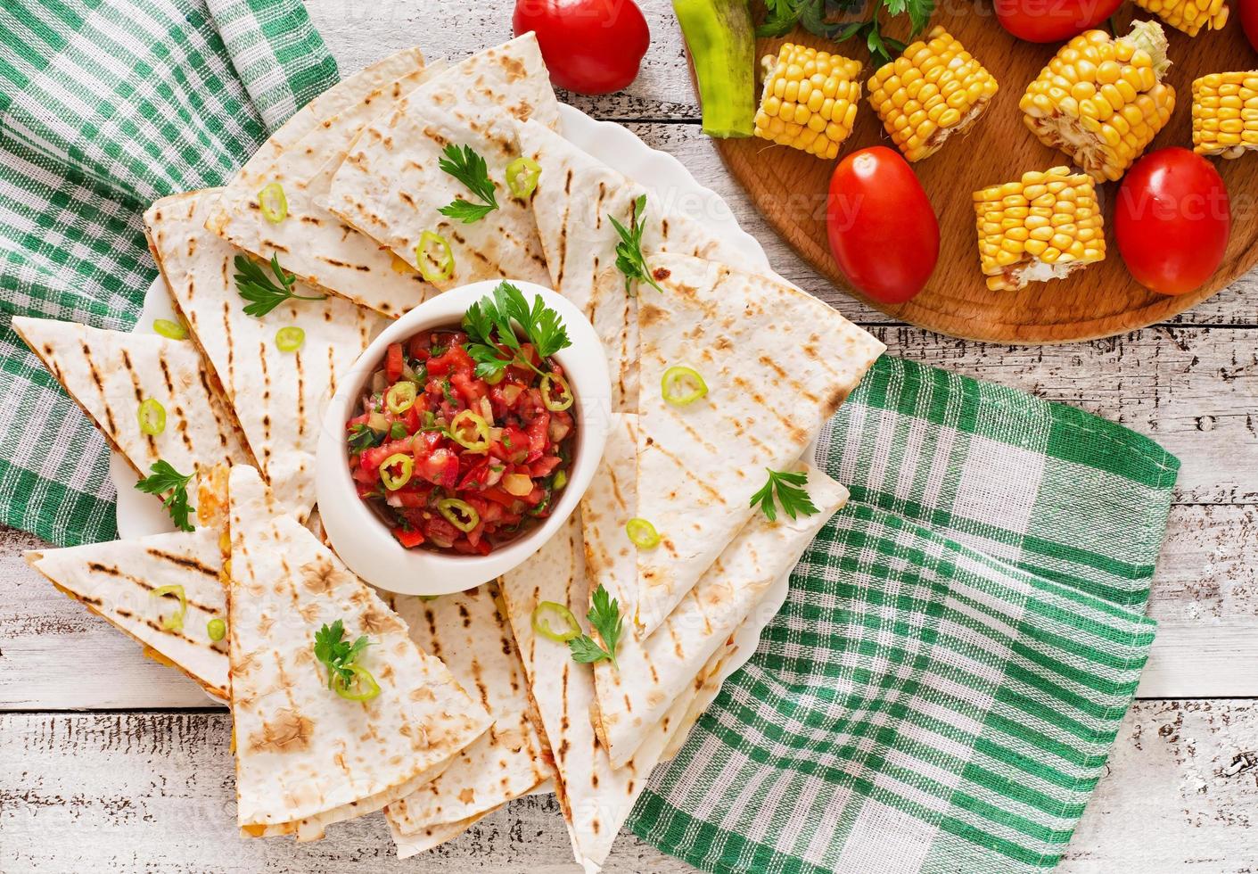 Mexicaanse quesadilla wrap met kip, mais en paprika en salsa foto