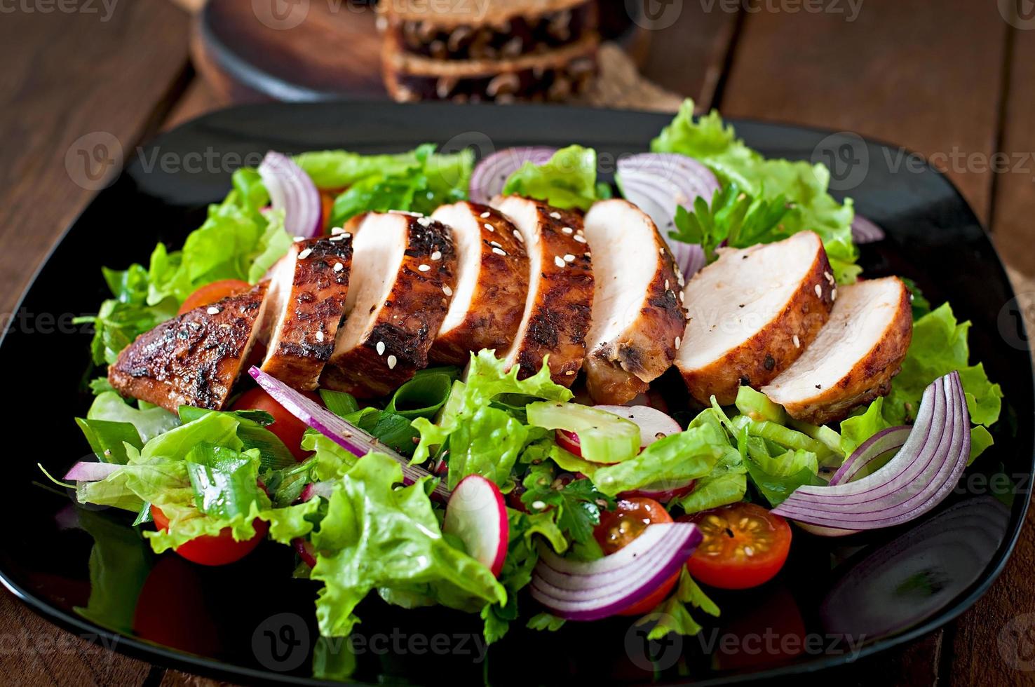 verse groentesalade met gegrilde kipfilet. foto