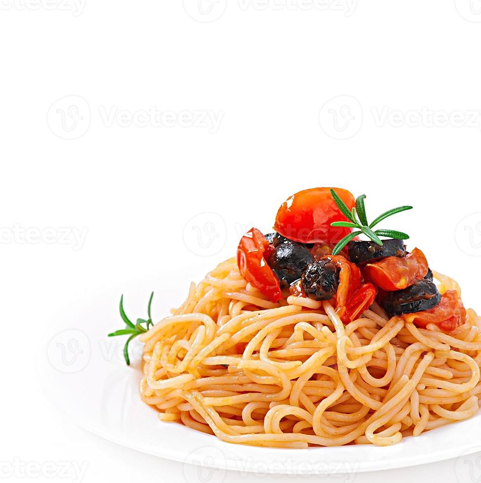 spaghetti met tomaat en olijven foto