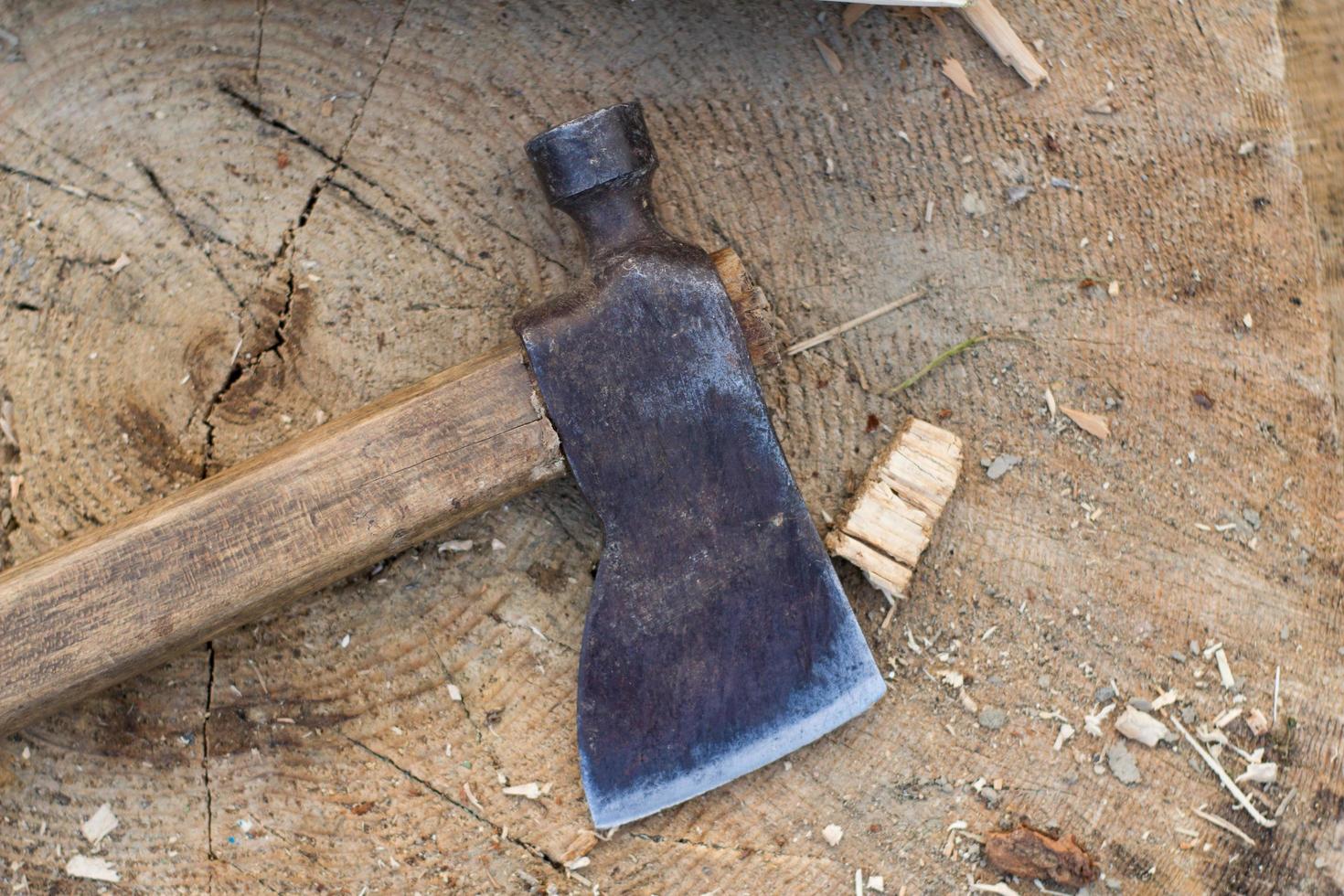 close-up foto van het hakken van brandhout, landfoto met hout en bijl