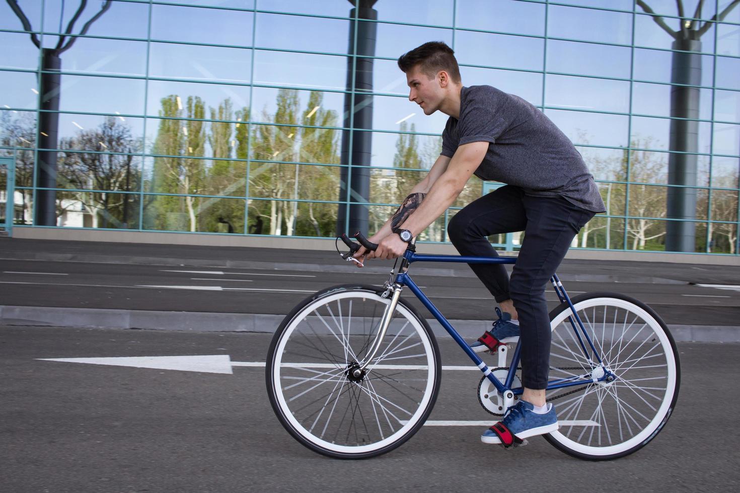 fietser man rijden fixed gear sport retro fiets. foto