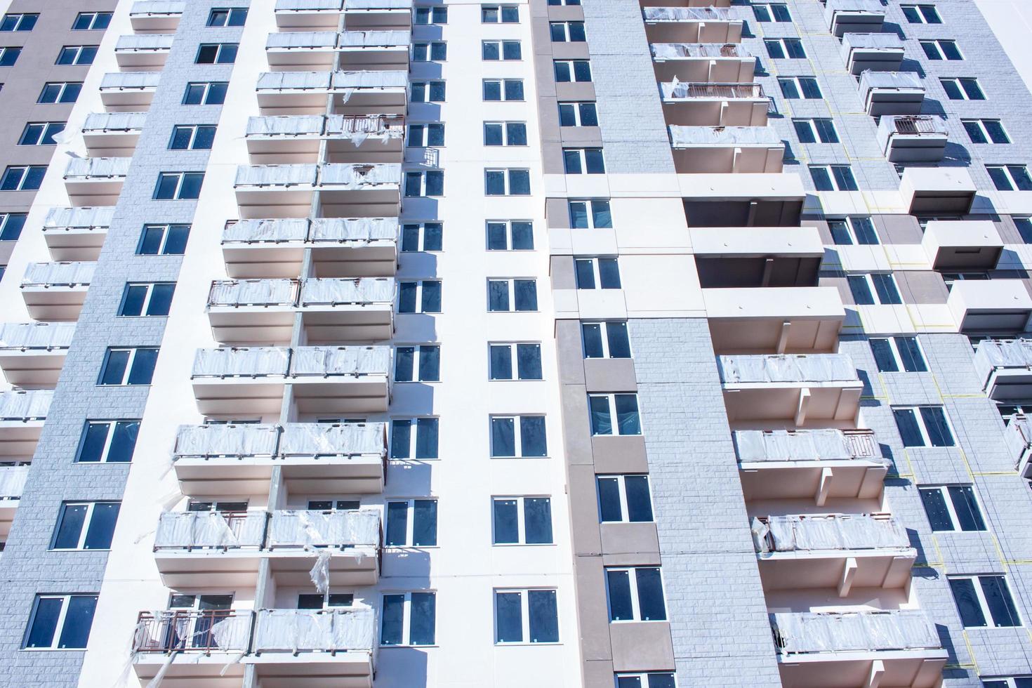 nieuwe witte gebouwen en blauwe lucht foto