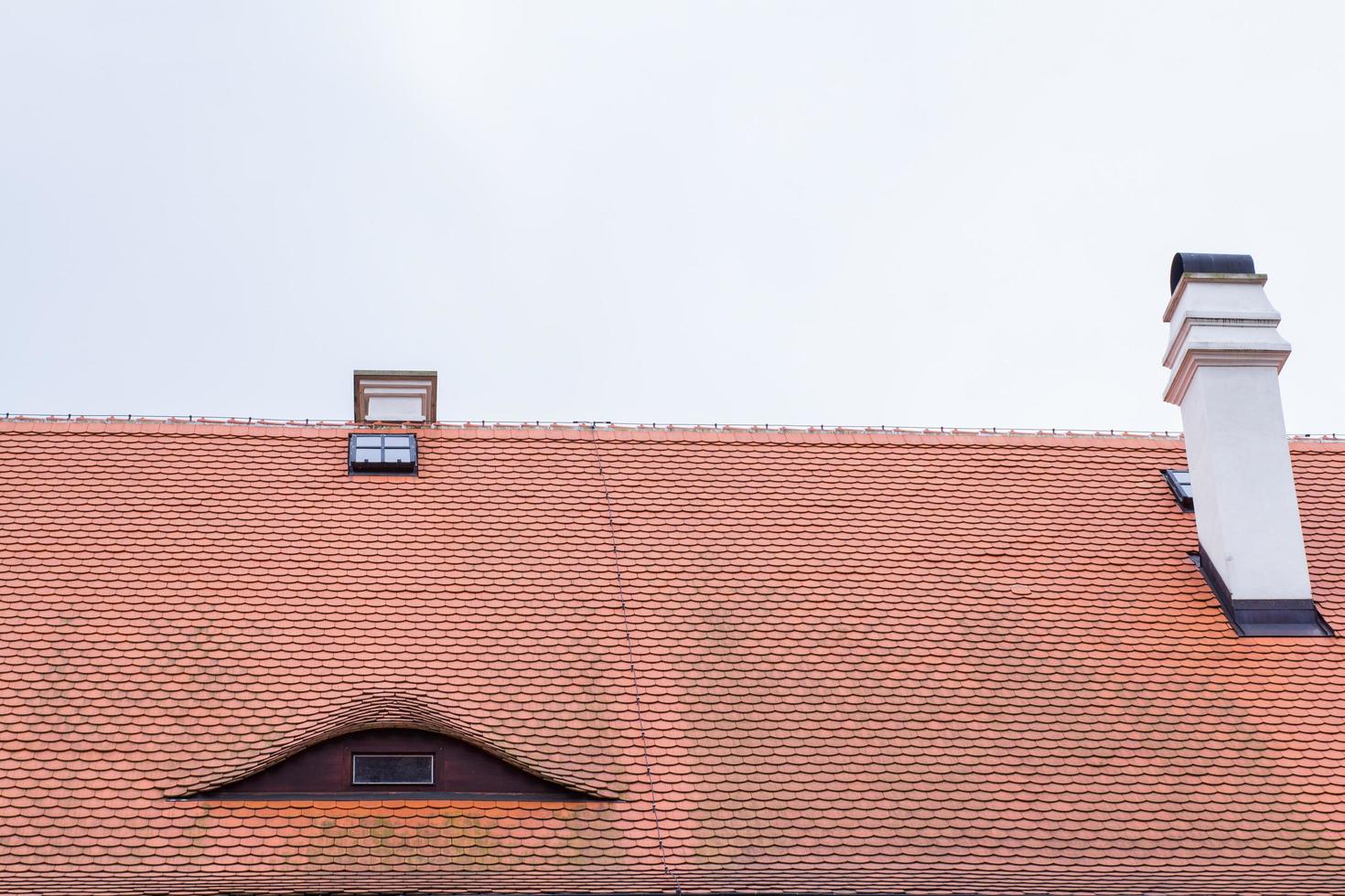 gevel van een oud Duits huis met houten ramen en witte muren foto