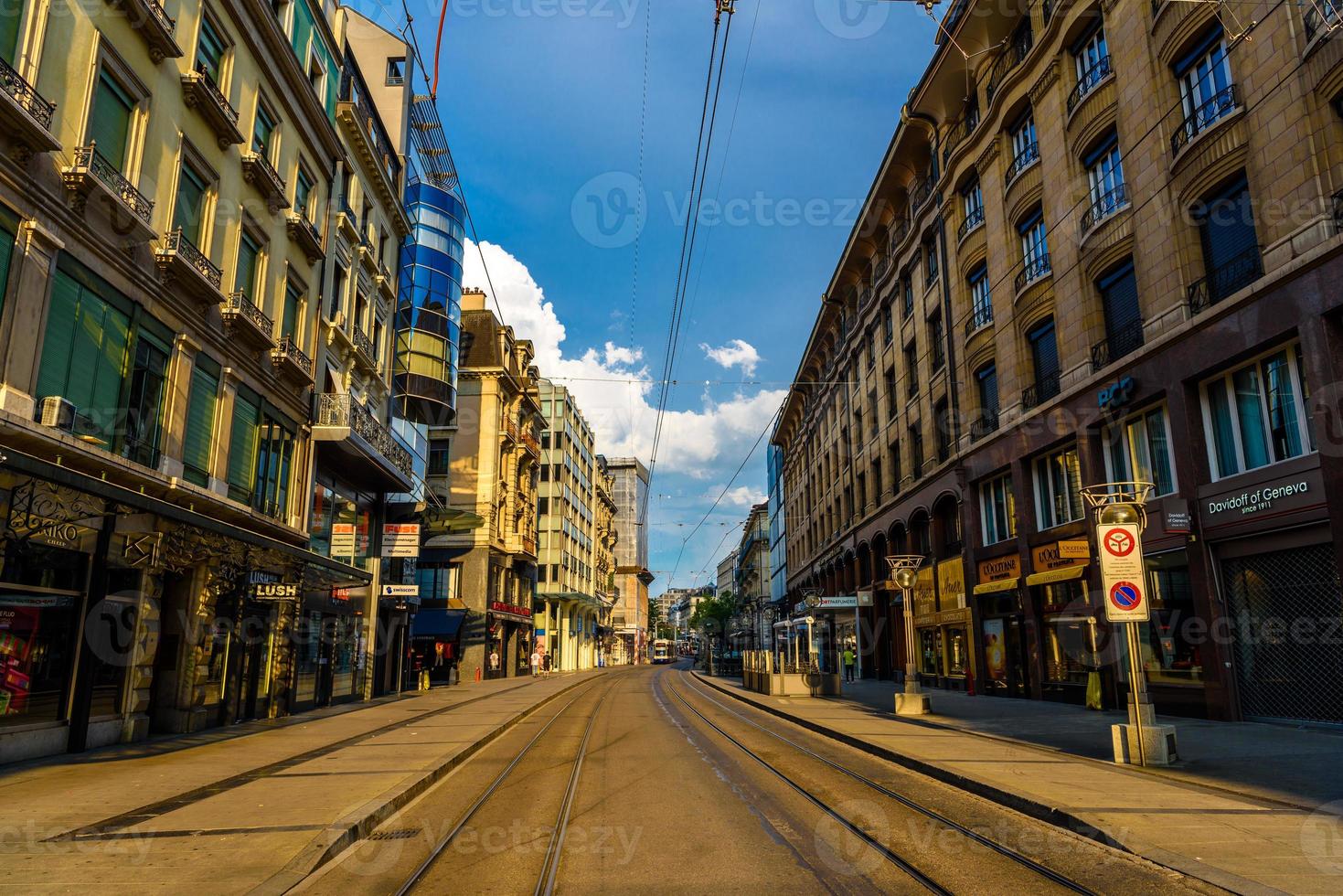 genève, zwitserland - mai 2017 tramspoor in zonsondergang in genève, zwitserland foto