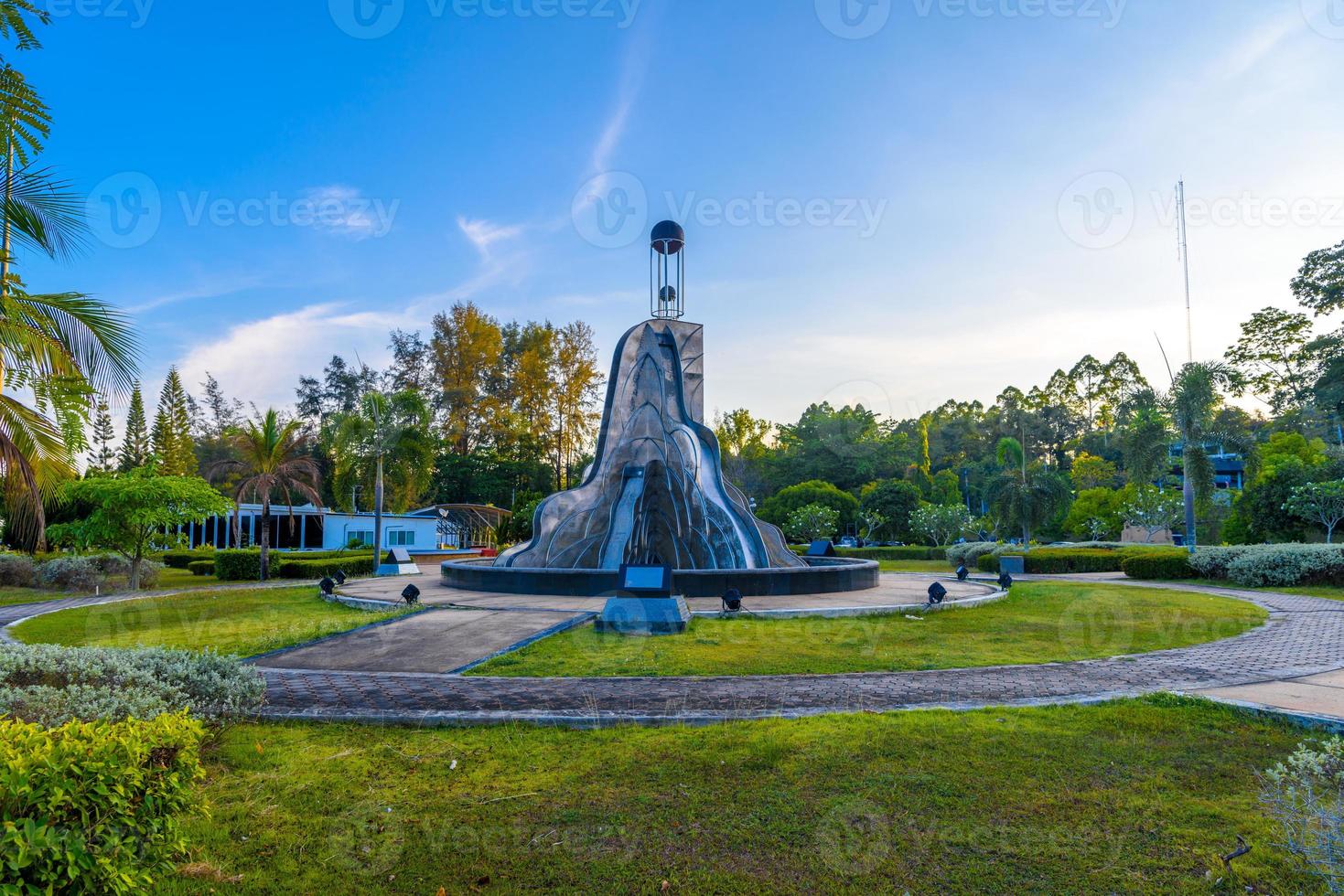 Krabi Town, Thailand, abstract monument in het park. foto