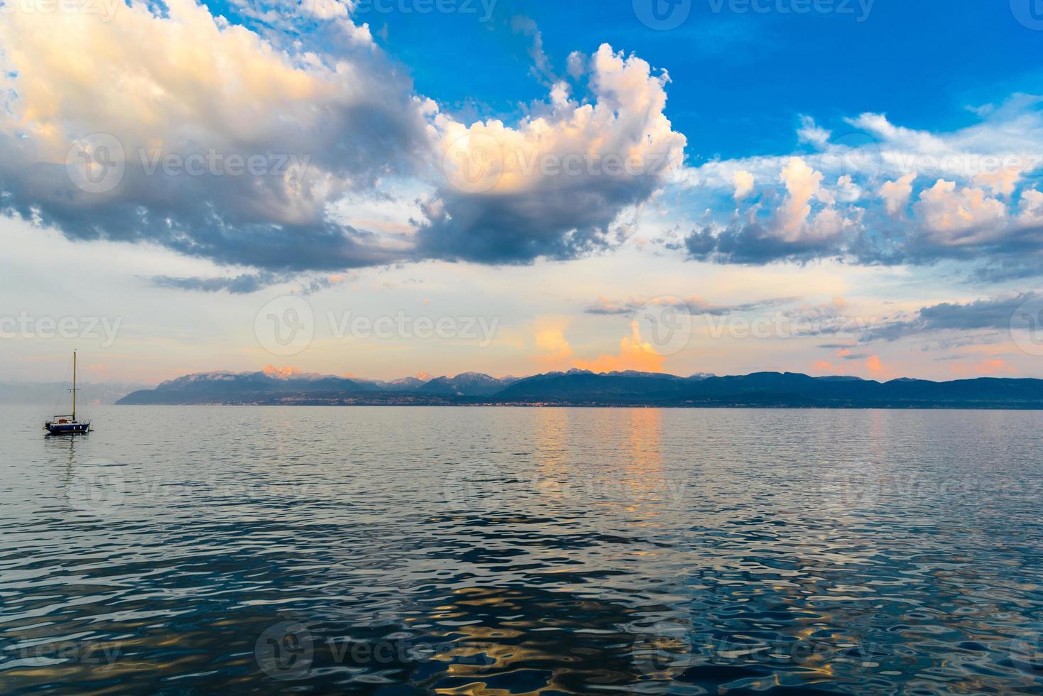 zonsondergang met reflecties op het prachtige meer van Genève, zwitserland foto
