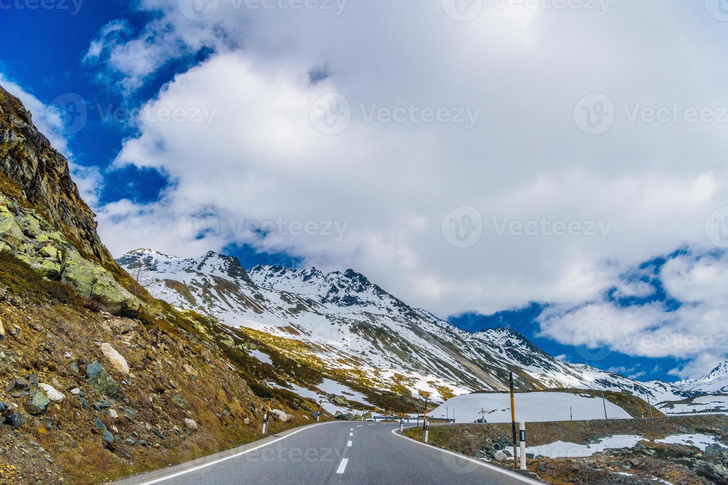 weg tussen besneeuwde alpen bergen, fluelapass, davos, graubuende foto