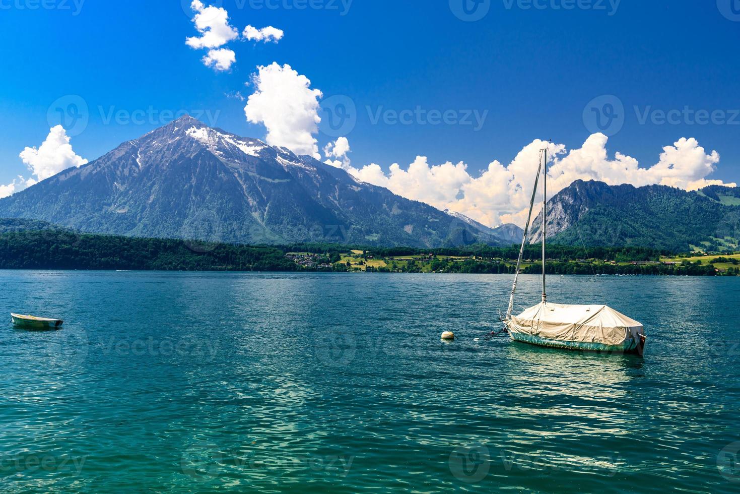 zeilboten in het meer van thun, thunersee, bern, zwitserland foto