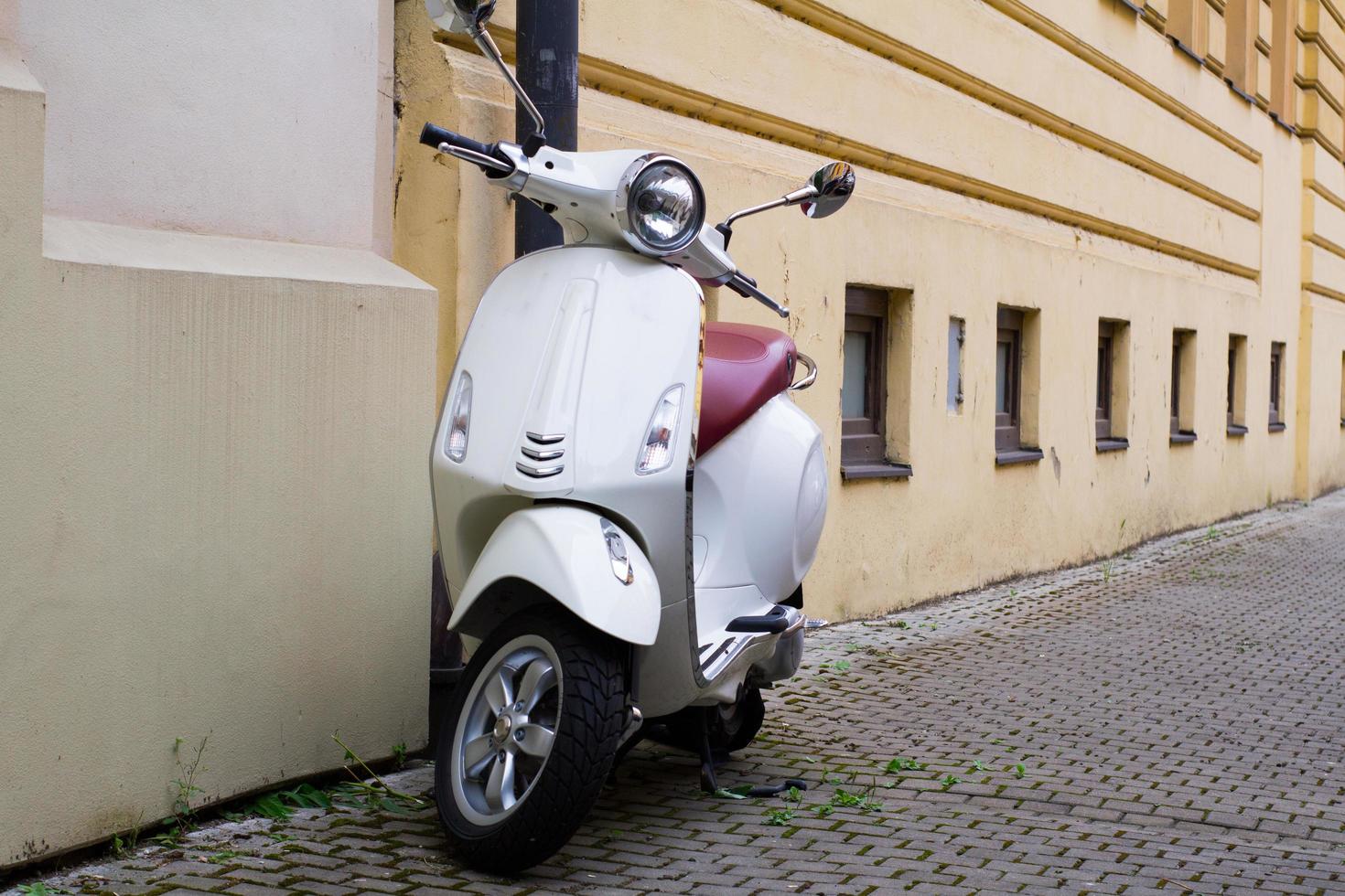 vintage scooter op de oude straten van Europa foto