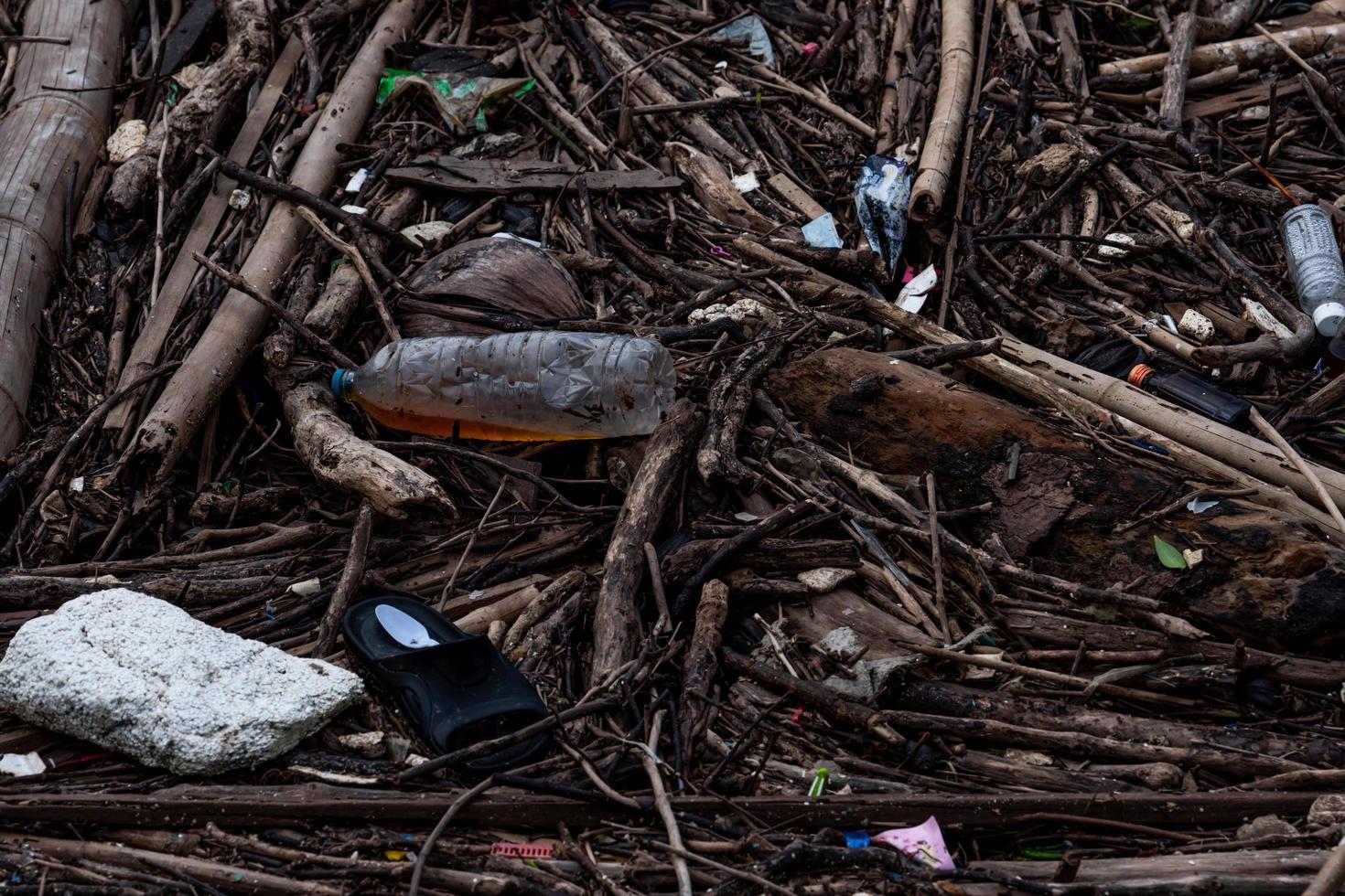 stapel puin en afval na overstroming. afvalprobleem in het milieu. probleem van plastic uit huishoudens. afvalbeheer gedrag concept. behandelings- en verwijderingspraktijken voor vast huishoudelijk afval. foto