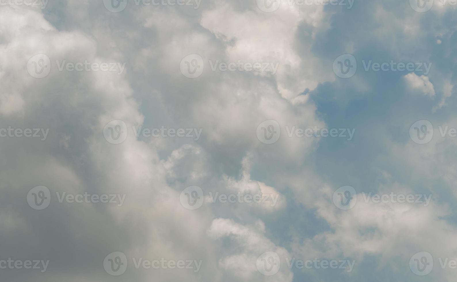 witte pluizige wolken op blauwe hemel. zacht aanvoelend als katoen. wit gezwollen wolkenlandschap. schoonheid in de natuur. close-up witte cumulus wolken textuur achtergrond. puur witte wolken. foto