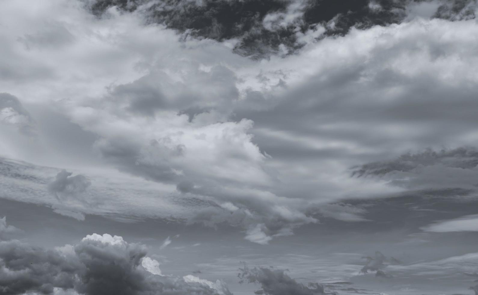 grijze en witte wolk abstracte achtergrond. verdrietig, dood, hopeloos en wanhoop achtergrond. donder en storm concept. grijze lucht en pluizige wolken. ongelukkige dag concept. droevige en humeurige hemel. natuur achtergrond. foto