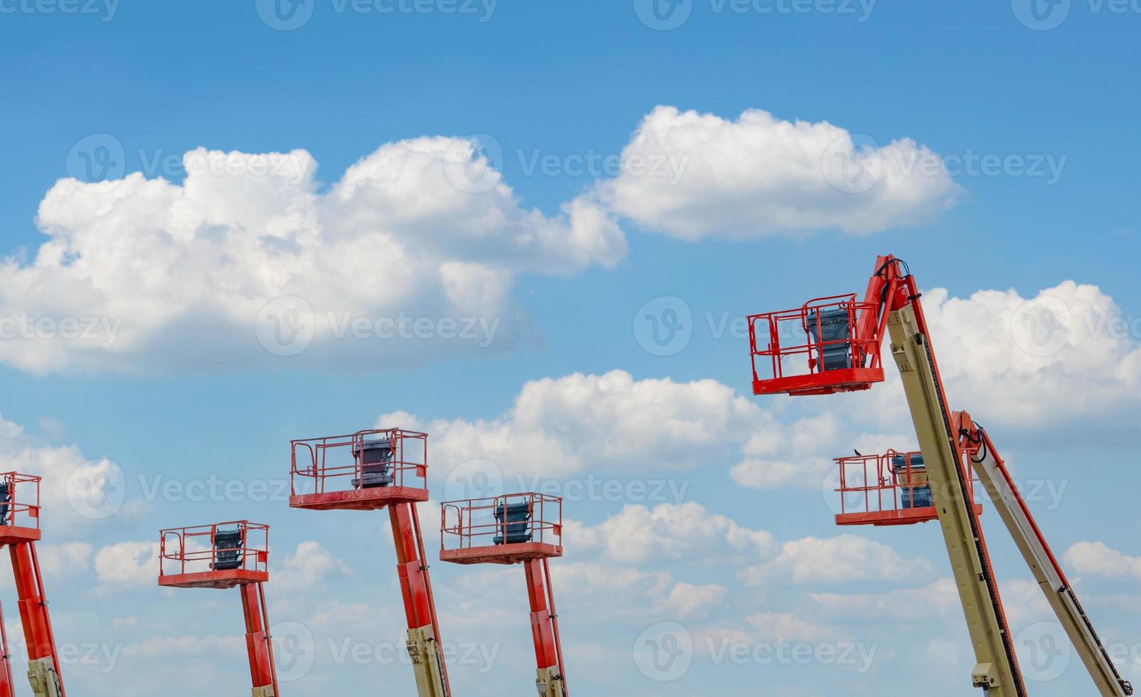 knikarmhoogwerker. hoogwerker hoogwerker. telescopische hoogwerker tegen de hemel. mobiele bouwkraan te huur en te koop. onderhoud en reparatie hydraulische hoogwerker service. kraan dealer. foto