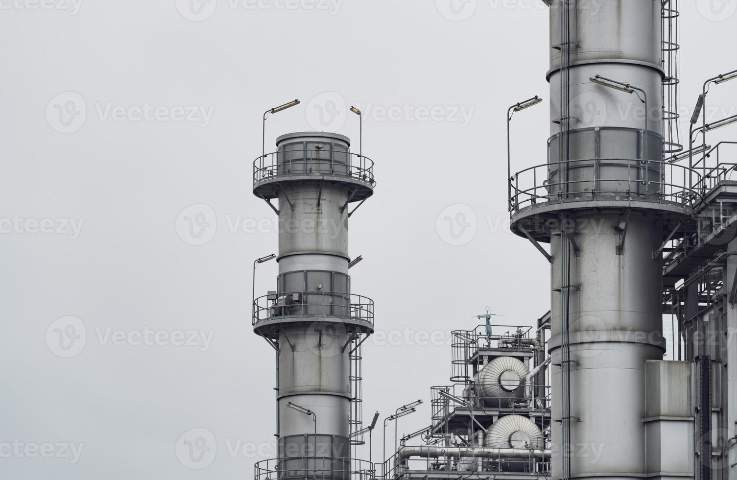 gasturbine elektrische centrale. energie voor ondersteuning fabriek. aardgas tank. schoorsteentoren van gascentrale. elektriciteitscentrale die aardgas als brandstof gebruikt. groene energie. krachtcentrale tegen grijze lucht foto