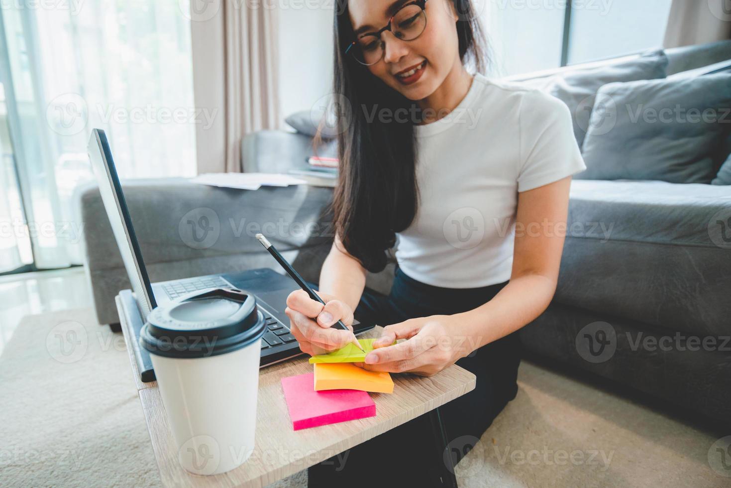 mensen hand met een pen om te werken om te schrijven op een boek voor brief of zakelijk document, student onderwijsconcept om te leren met behulp van een notitieboekpagina om een dagboek op een kantoortafel te noteren foto