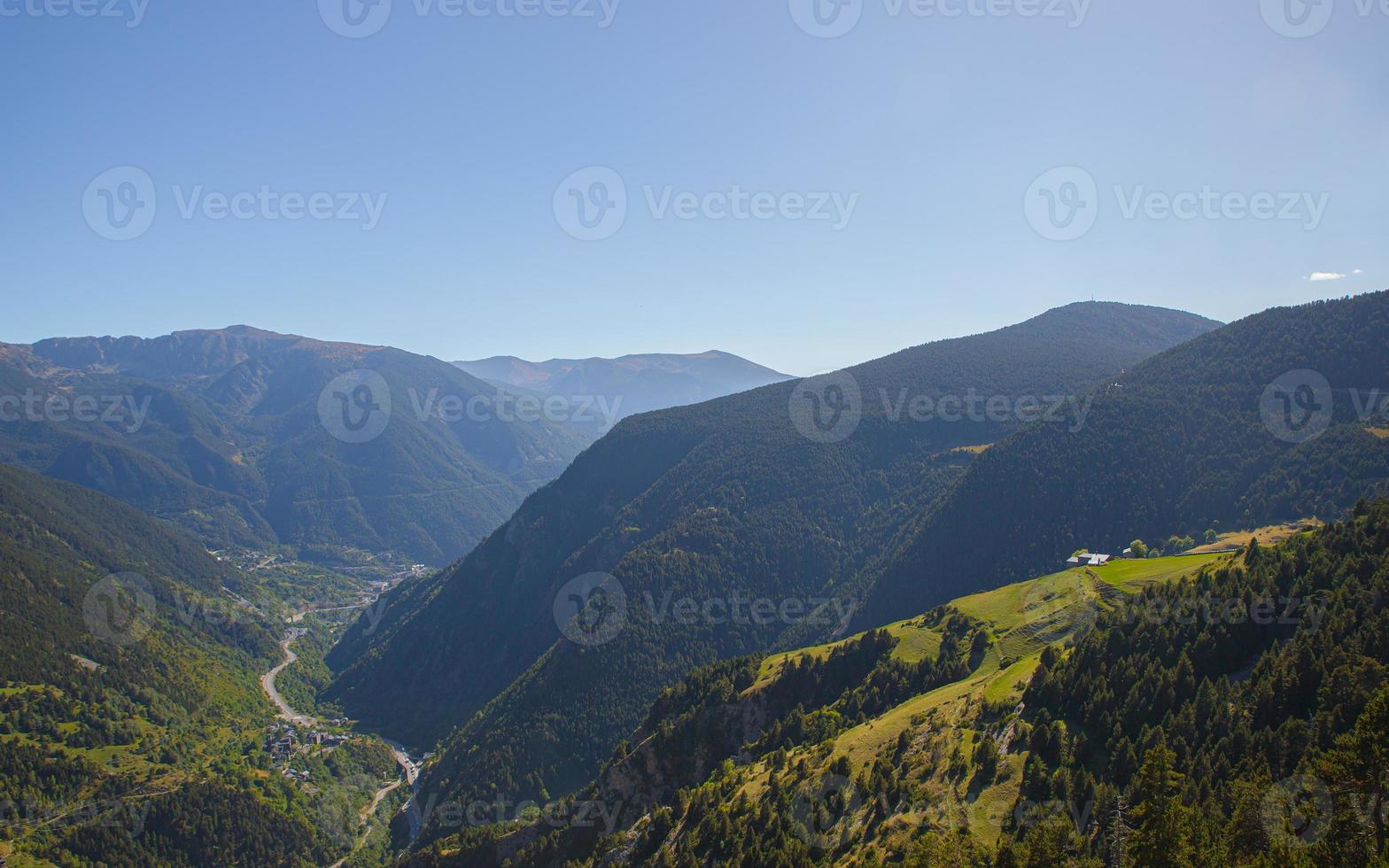 prachtig natuurlandschap van groene bergen en een heldere blauwe lucht tijdens een zonnige lentedag in andorra foto