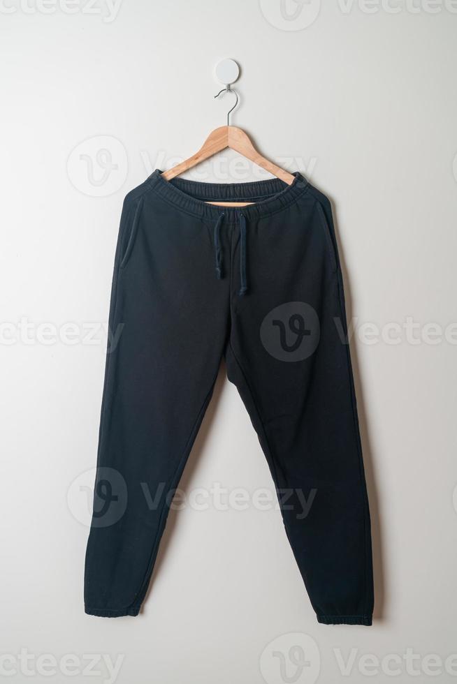 joggingbroek of joggingbroek die aan de muur hangt foto