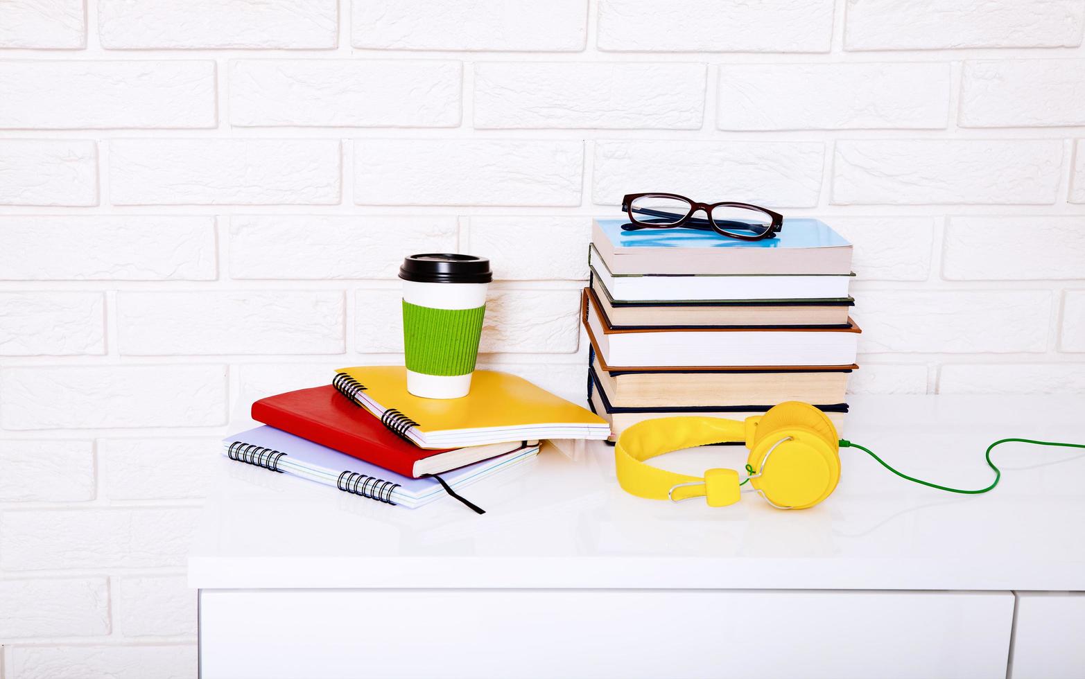 werkplek en onderwijs accessoires op witte tafel. selectieve focus en kopieer ruimte. business school concept foto