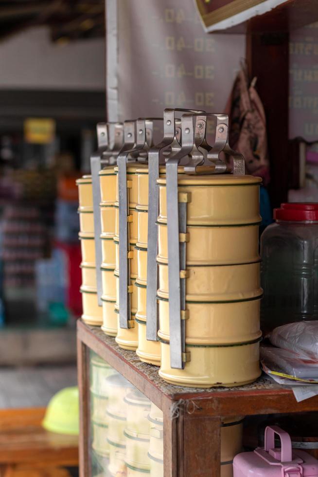 oude antieke tiffin container, geel. foto