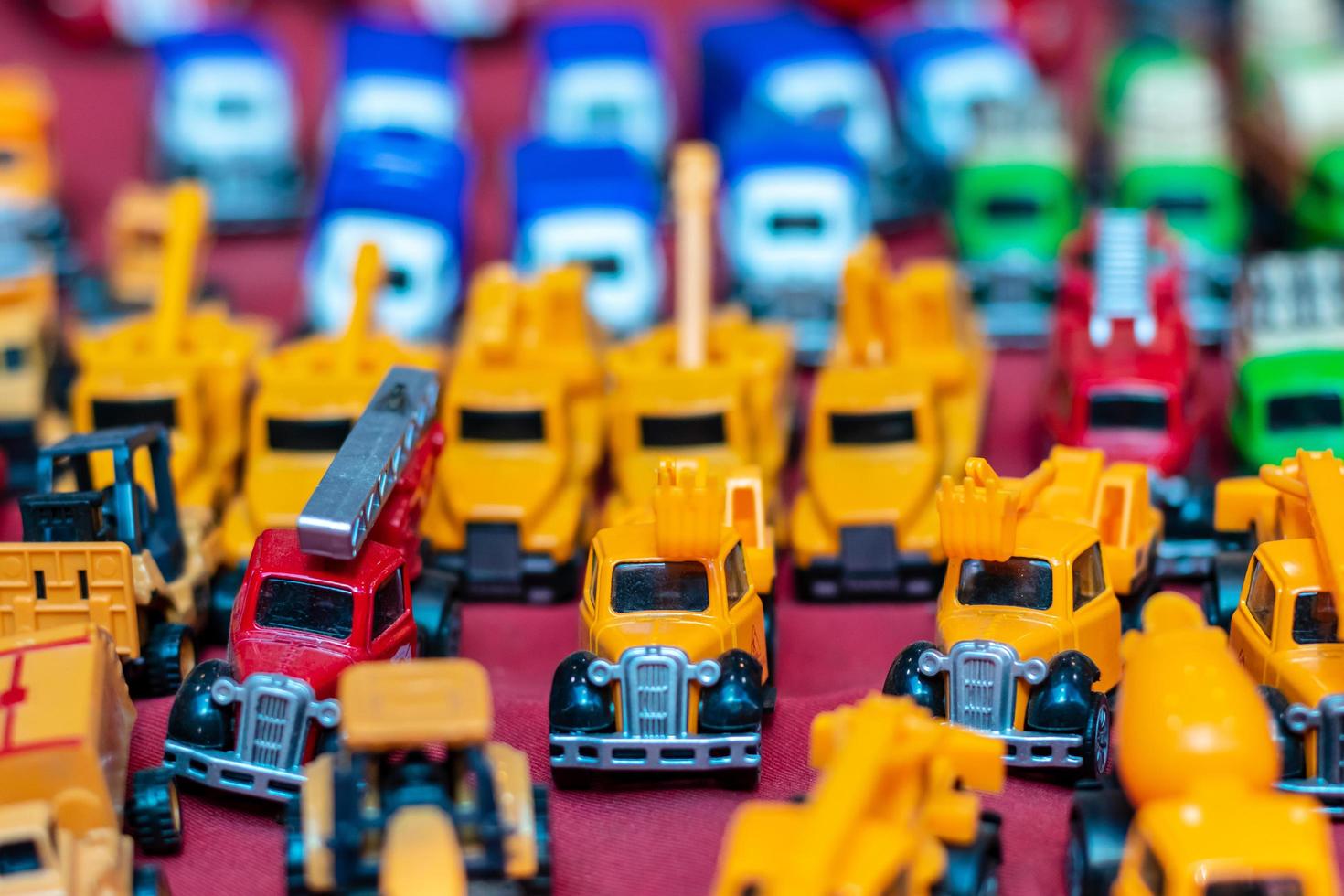 gele backhoe vrachtwagen speelgoed. foto