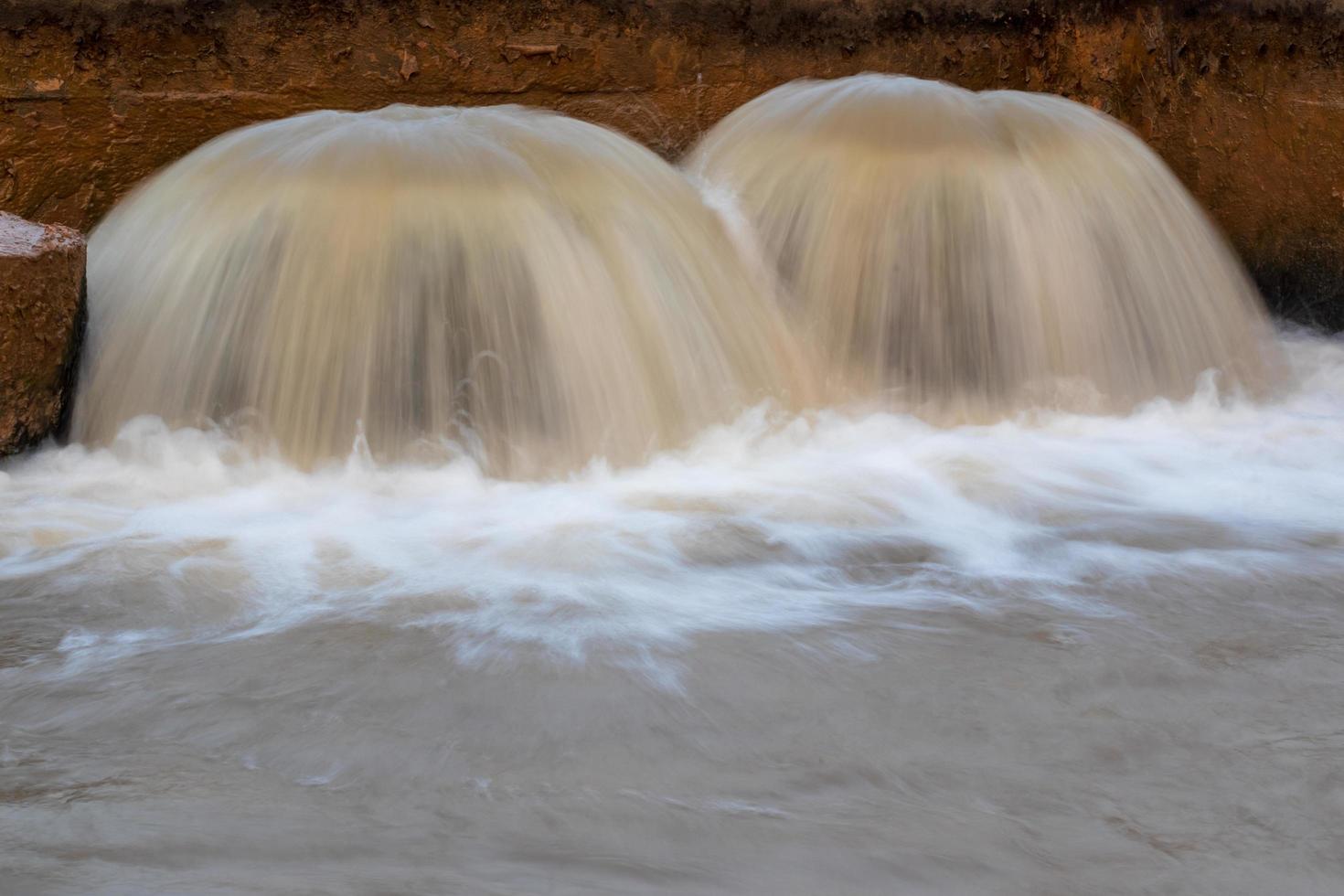 het water stroomde en overstroomde de pijp ernstig. foto