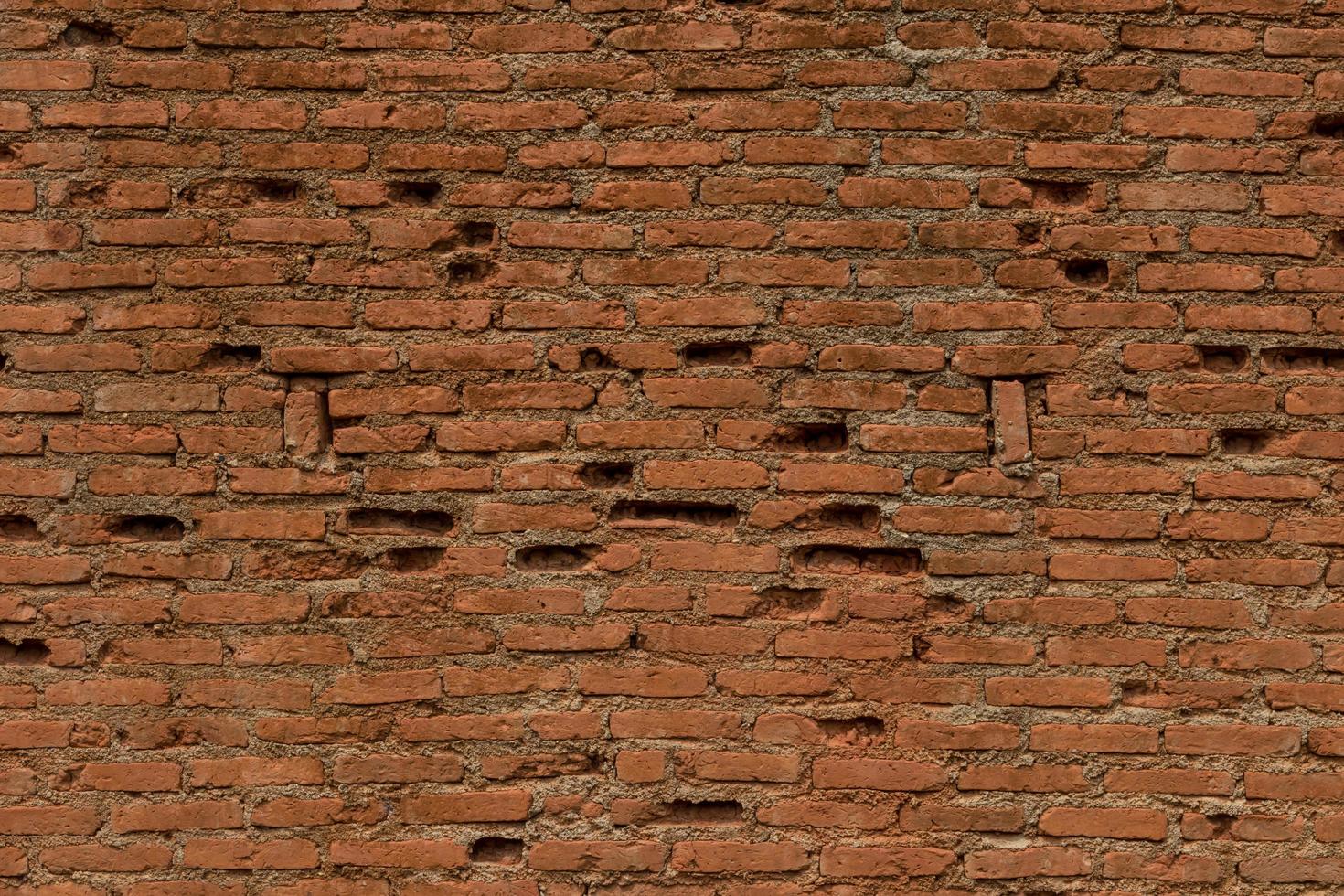oude bakstenen muur die was gebroken. foto