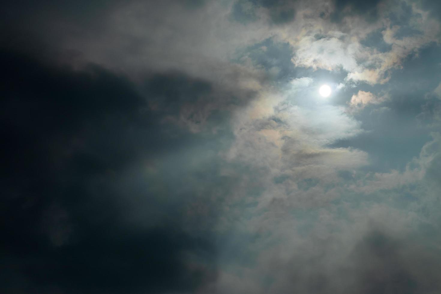 wolken boven de lucht met de zon schijnt door de middag. foto