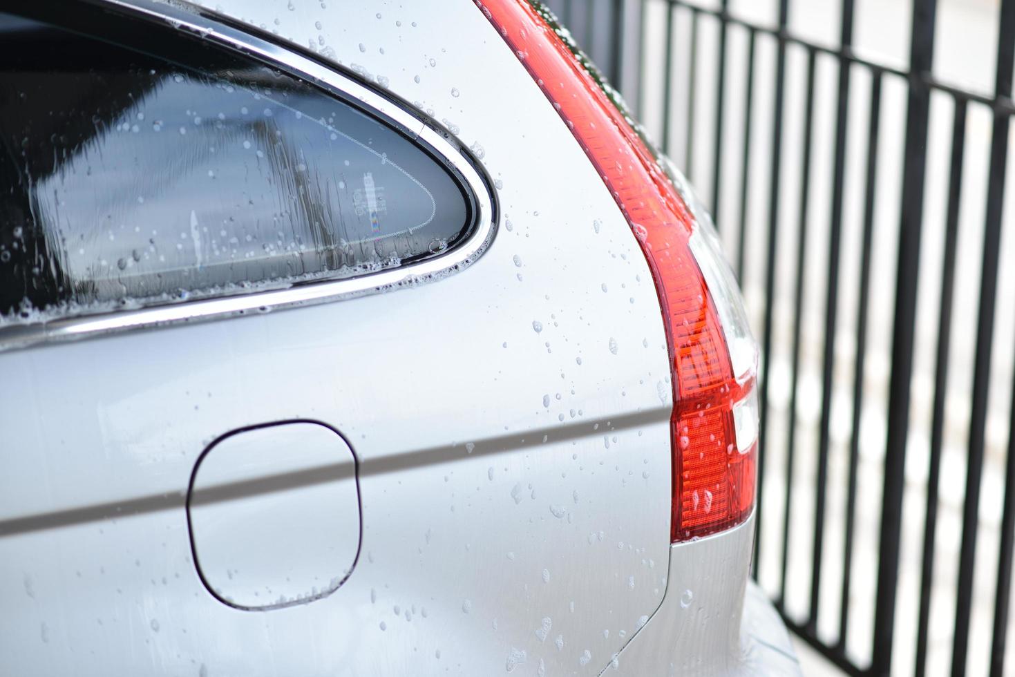 sproeiwater om de achterlichten van de auto schoon te maken. foto