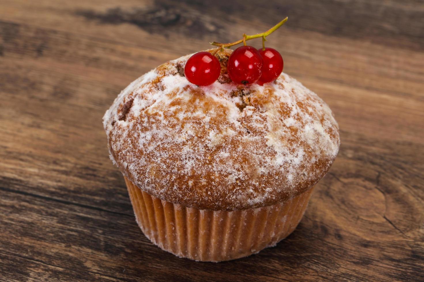 zoete smakelijke muffin met rode aalbessen foto
