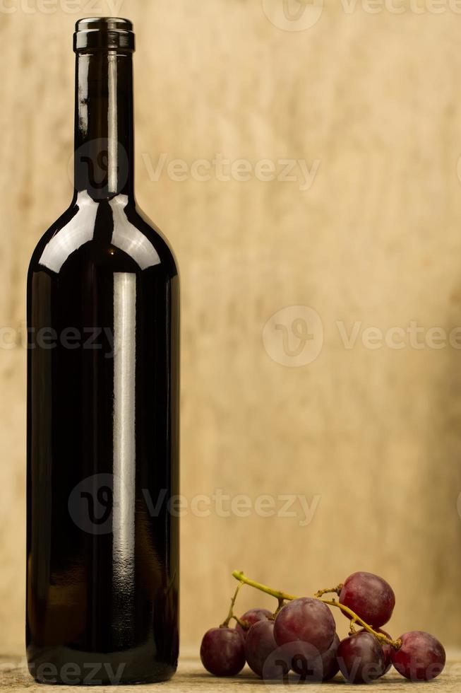 fles rode wijn op houten achtergrond foto