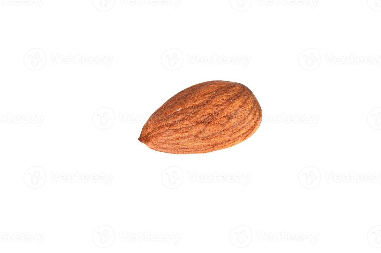 smakelijke amandelen noten geïsoleerd op witte achtergrond foto
