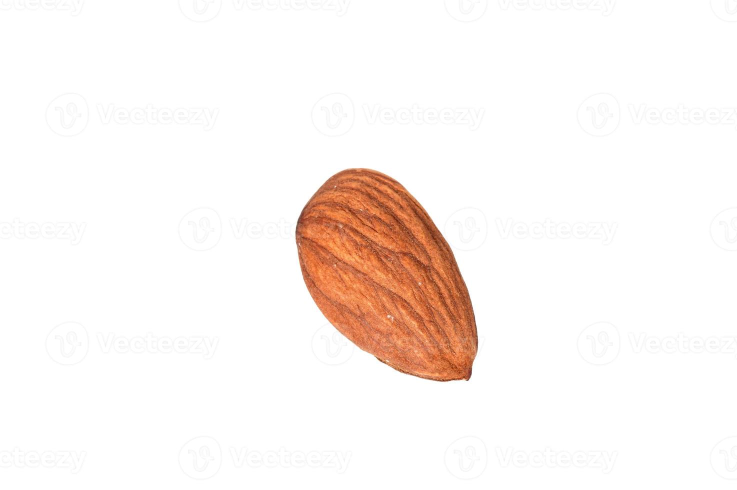 smakelijke amandelen noten geïsoleerd op witte achtergrond foto