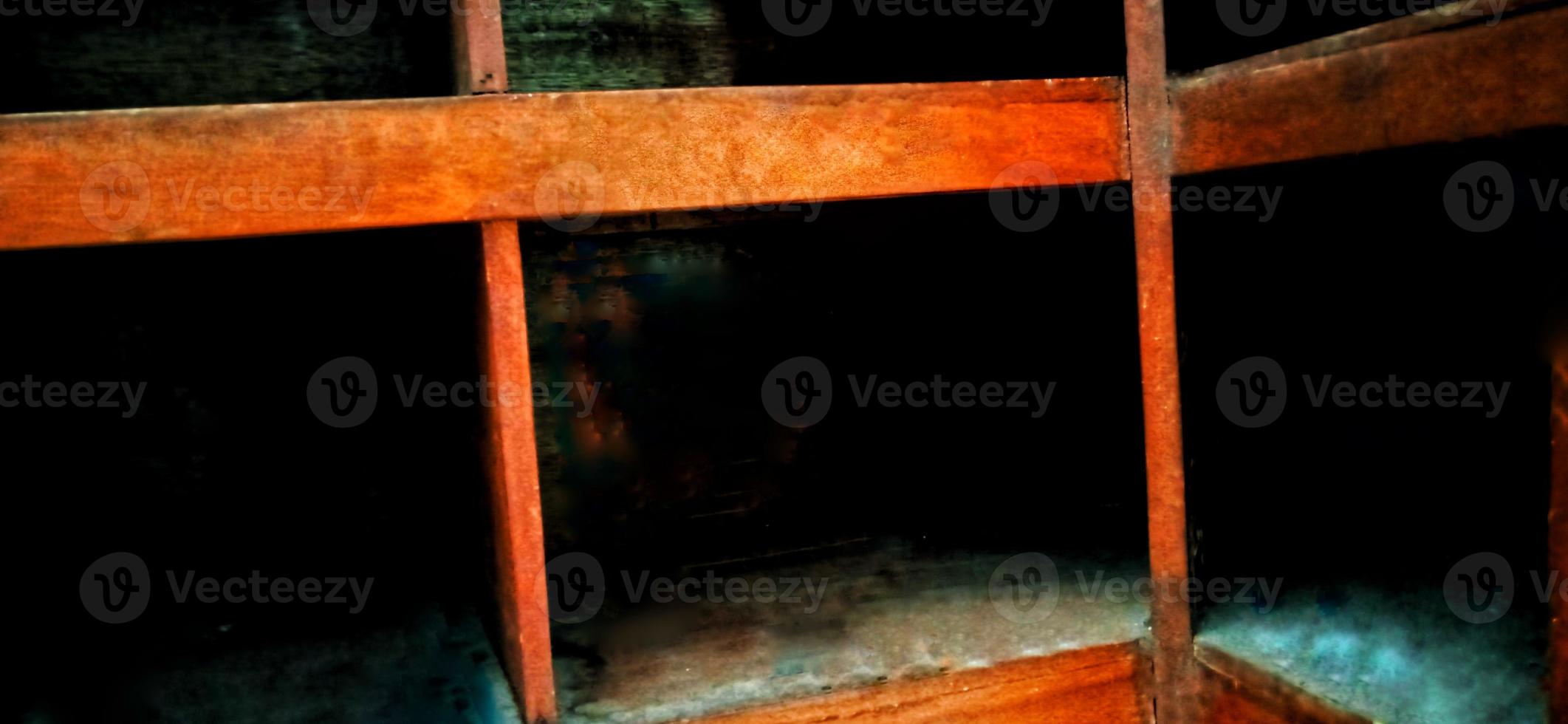 een oude en saaie roodoranje houten kast onder een vage achtergrond. foto