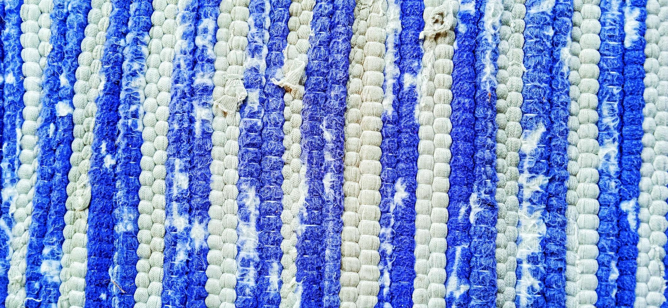 gebroken en saaie streepstof tapijttextuur marineblauwe, donkergrijze en witte kleuren. foto