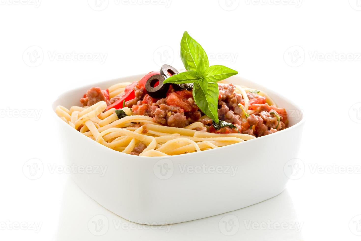 pasta met Italiaanse worst vleessaus op witte achtergrond foto
