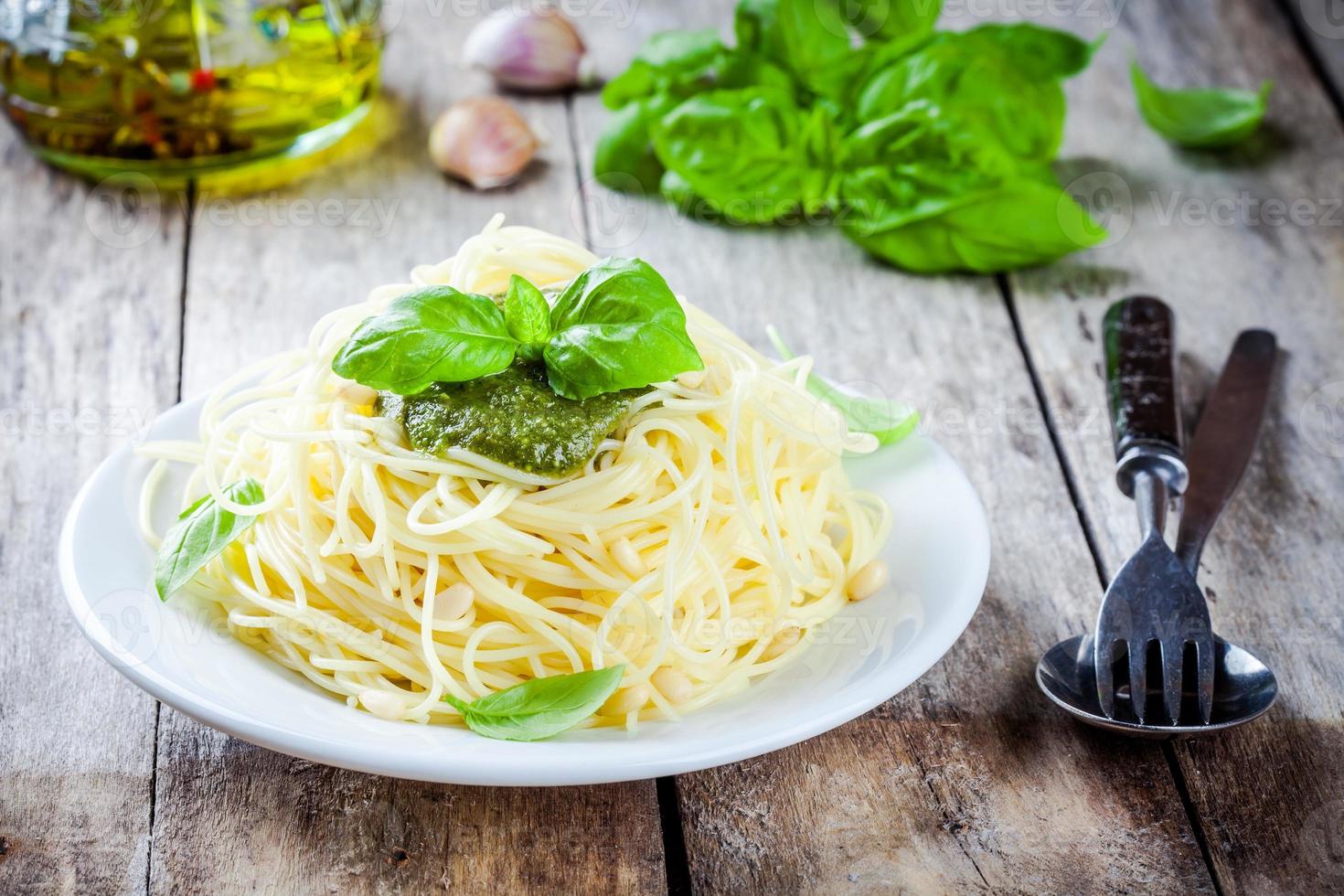 spaghetti met pestosaus en basilicum foto