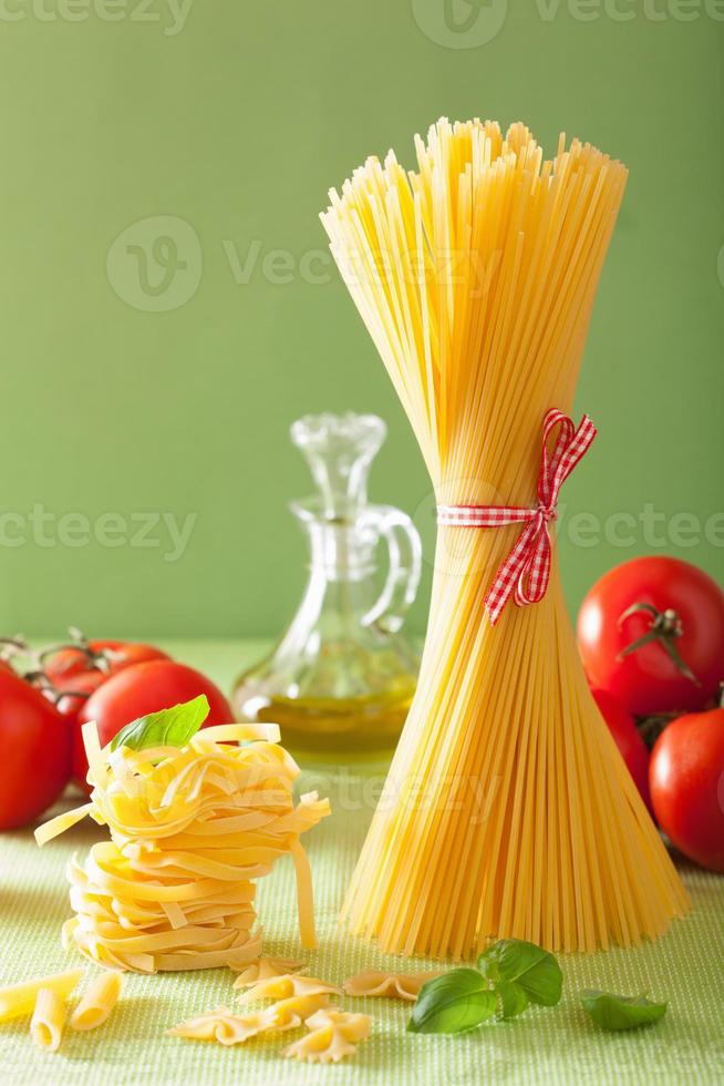 rauwe pasta olijfolie tomaten. Italiaanse keuken foto