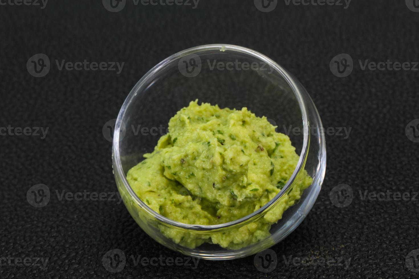 avocado guacamole saus met chili peper foto