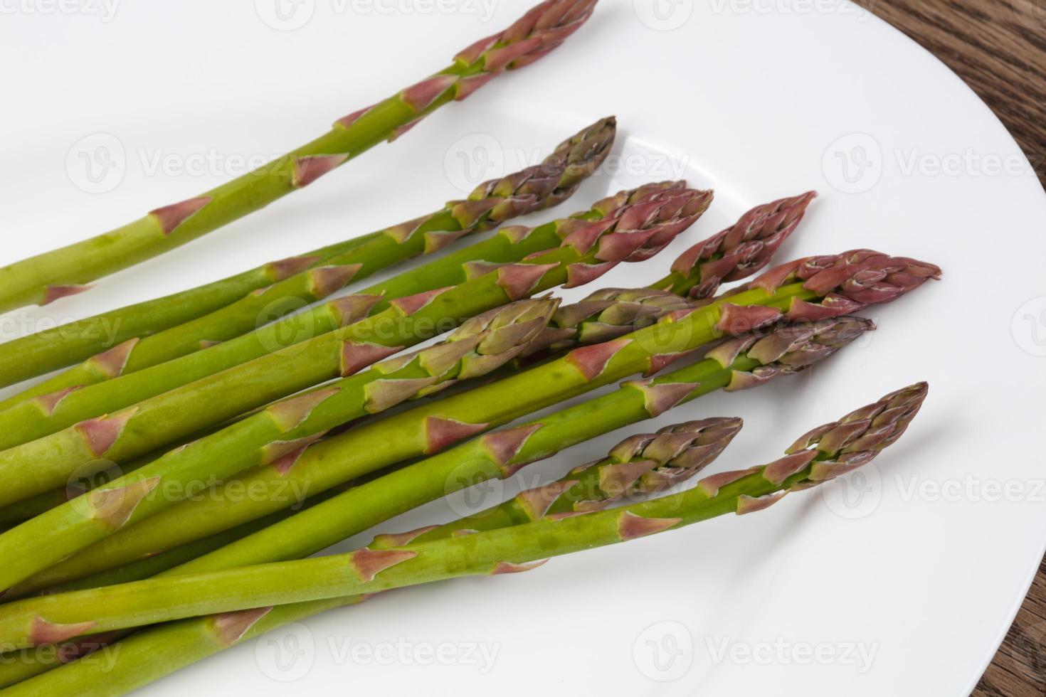 rauwe asperges op bord foto