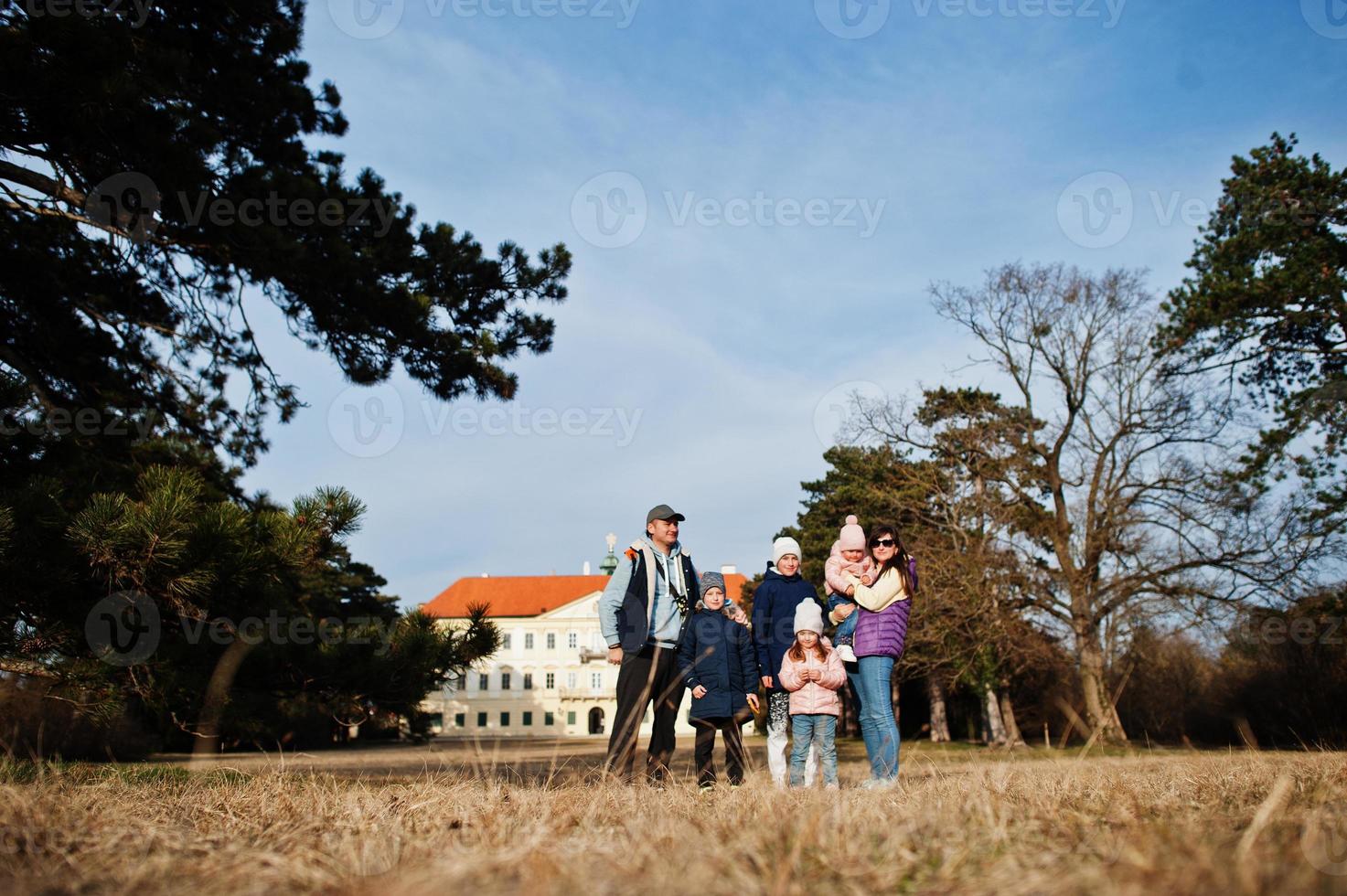 gezin met vier kinderen in valtice park, tsjechische republiek. foto