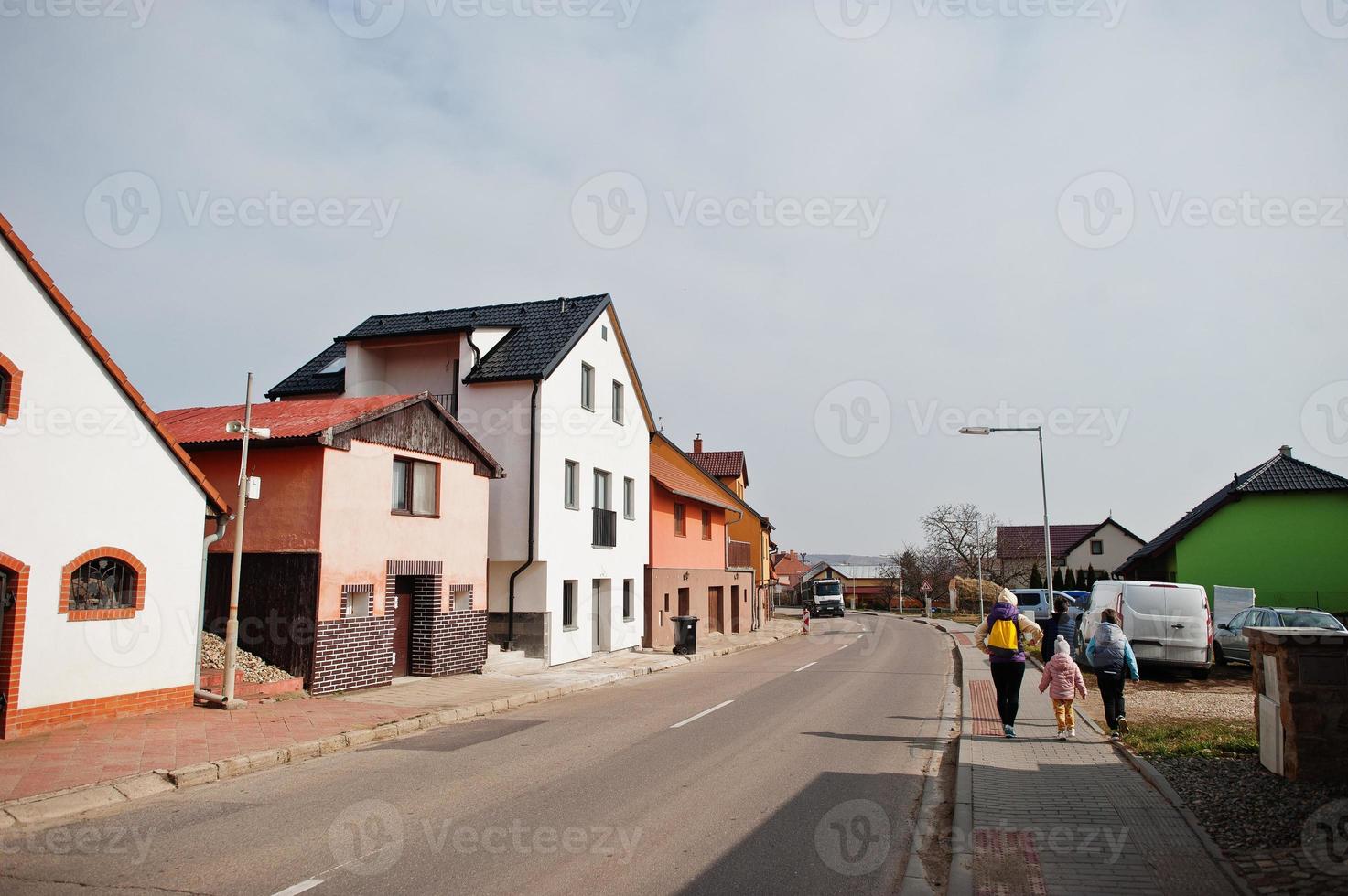 familie wandelen straten van dorp in tsjechische republik. foto