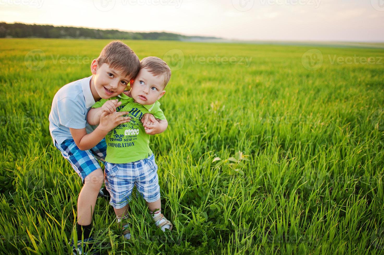 twee broers in groen grasveld. foto