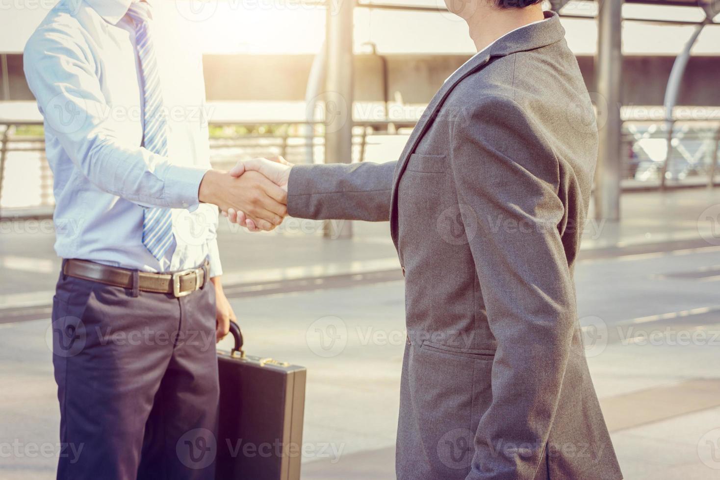 zakelijke deal, zakenman die handdruk maakt met partner foto