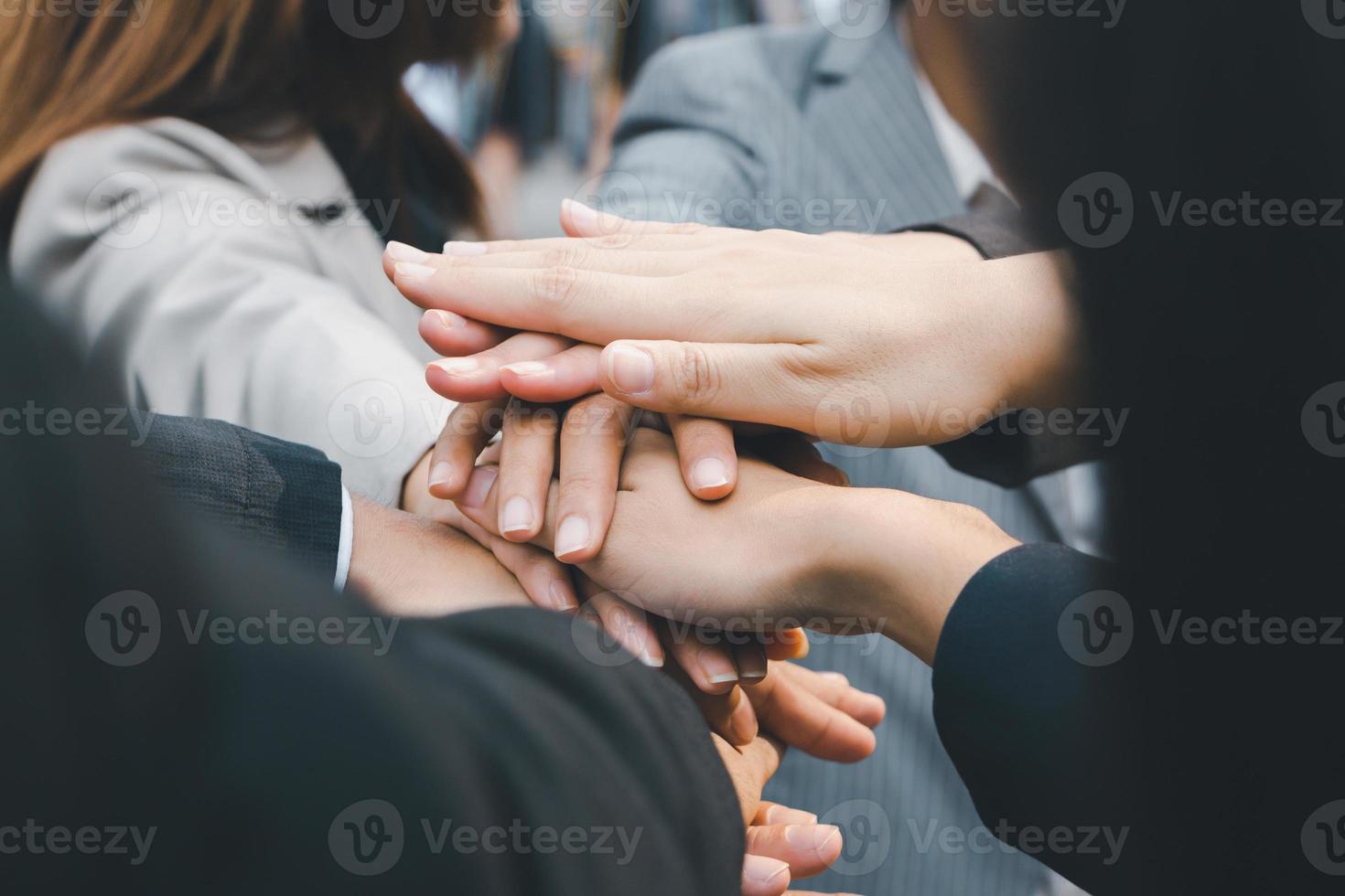 succes teamwork concept, mensen uit het bedrijfsleven team de handen ineen slaan buiten de achtergrond van de kantoorstad. foto