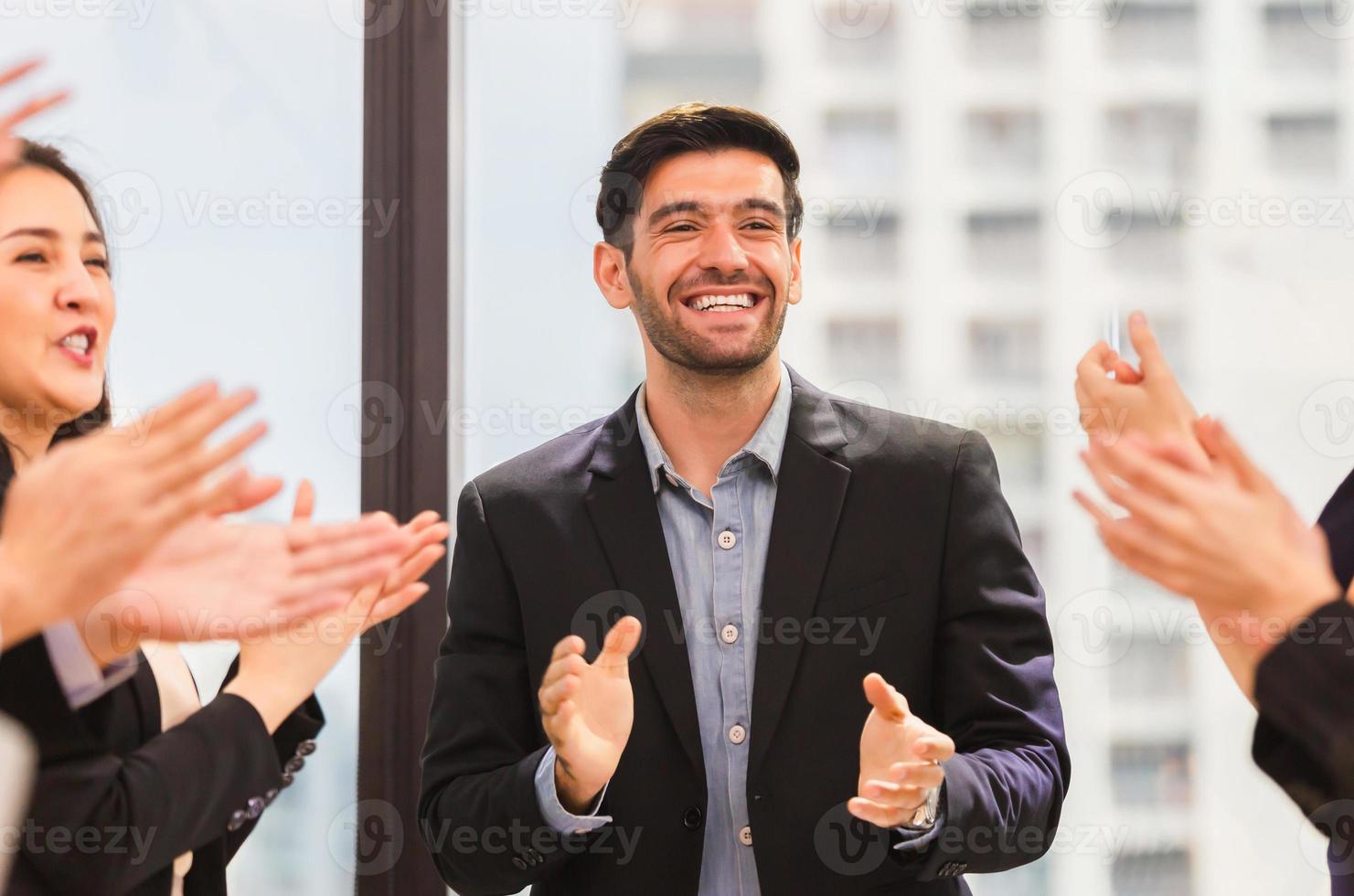 succesvol team van jonge zakenmensen uit het perspectief op kantoor, een bedrijfsgroep die viert na de vergadering, succes en teamwerkconcepten foto