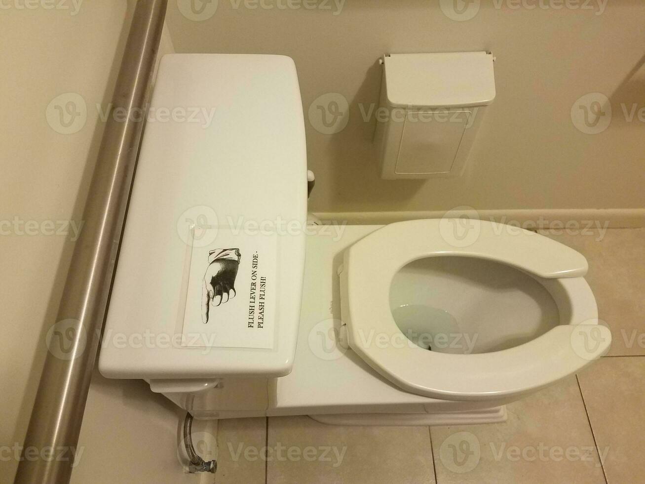 spoelhendel aan zijkant van toiletbord in badkamer of toilet foto