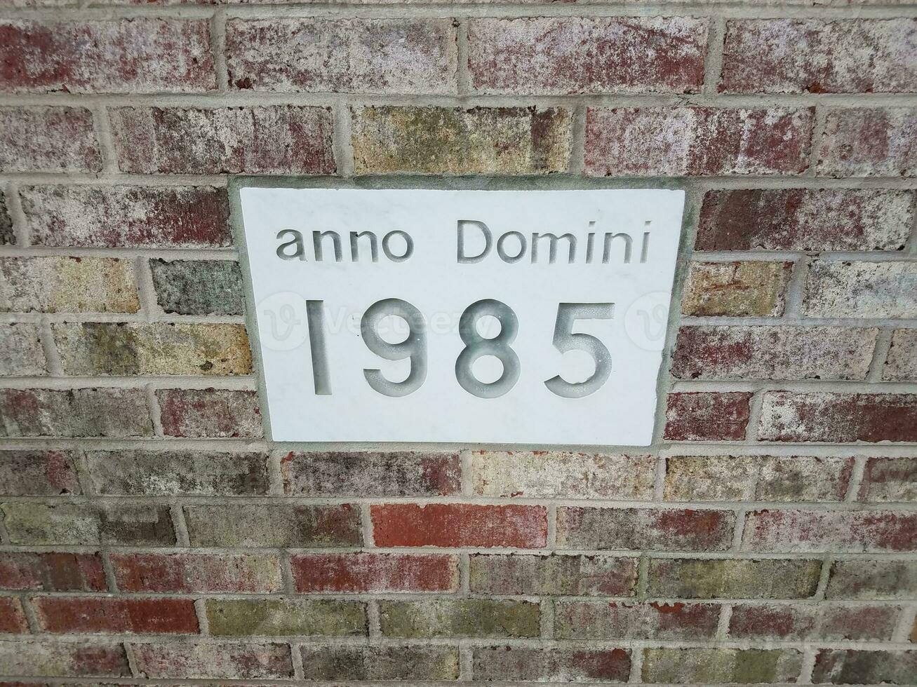 anno domini 1985 teken op bakstenen muur foto