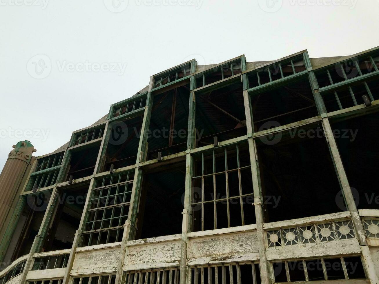 verlaten houten en metalen gebouw of structuur of ruïnes foto